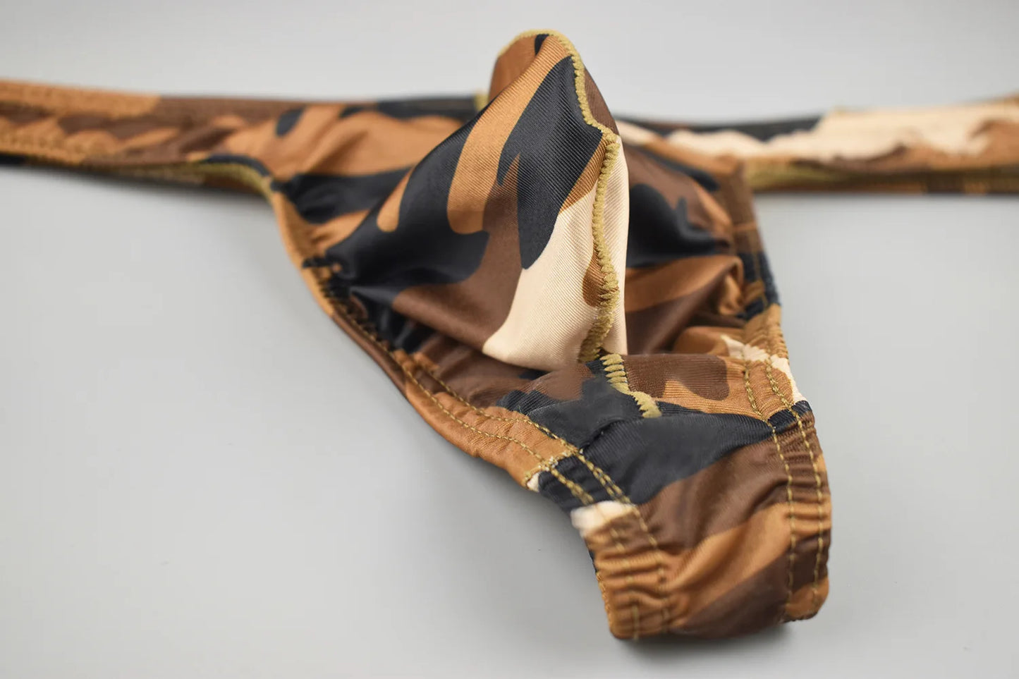 Slip tanga homme taille basse à imprimé camouflage 3D, poche enveloppante, tissu soyeux, respirant et confortable pour un usage quotidien ou les occasions spéciales