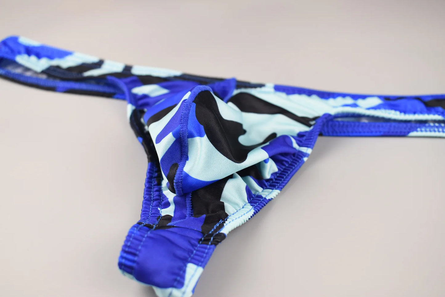 Slip tanga homme taille basse à imprimé camouflage 3D, poche enveloppante, tissu soyeux, respirant et confortable pour un usage quotidien ou les occasions spéciales