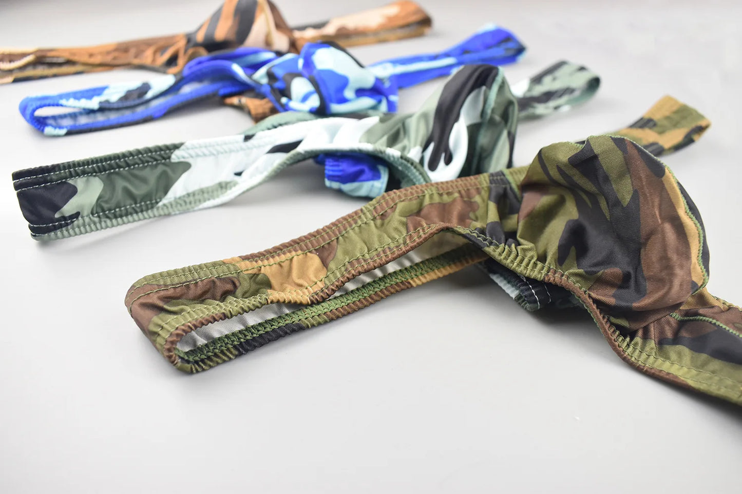 Slip tanga homme taille basse à imprimé camouflage 3D, poche enveloppante, tissu soyeux, respirant et confortable pour un usage quotidien ou les occasions spéciales